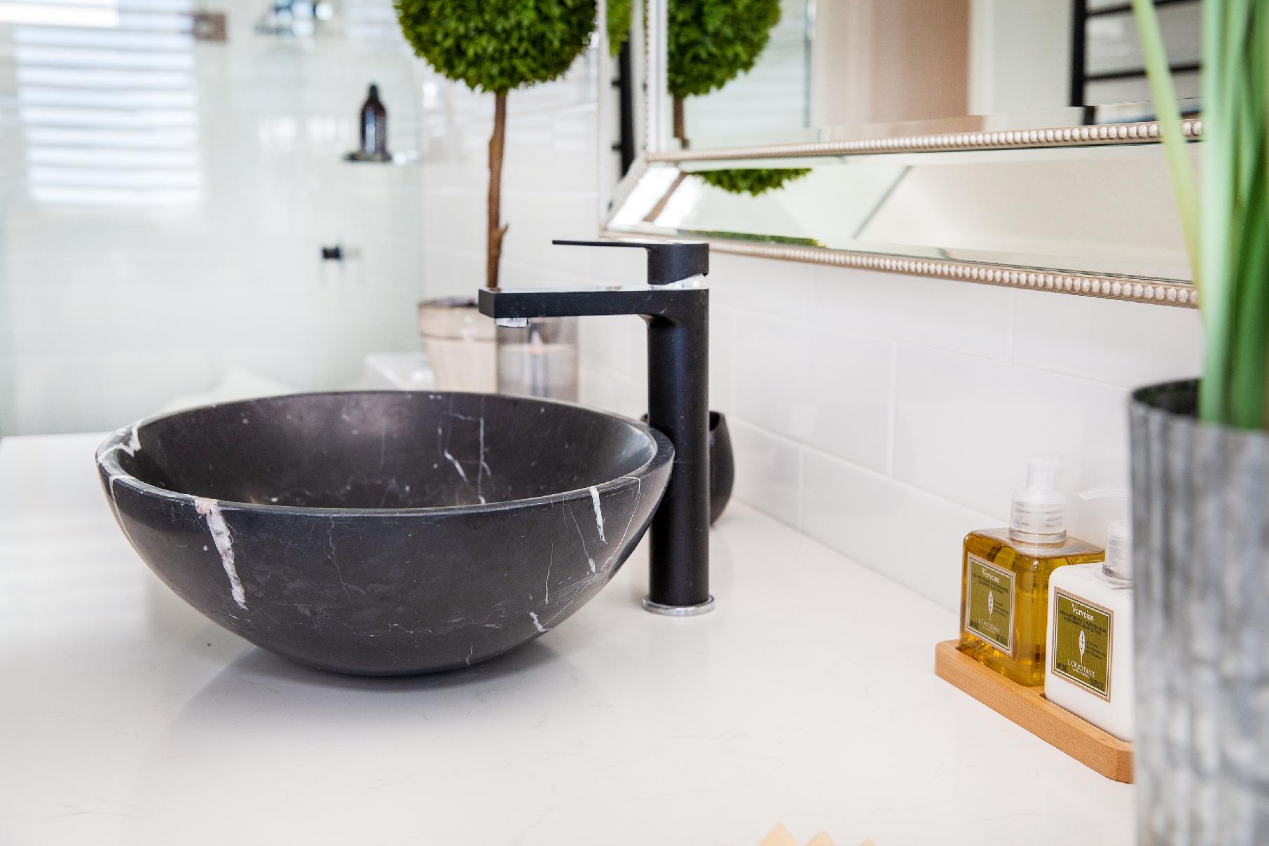 luxury bathroom accommodation cowra